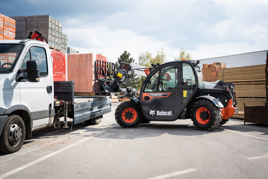 Bobcat presenta su manipulador telescópico supercompacto y las cargadoras compactas más potentes